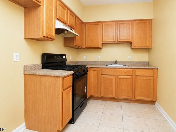 4th image of 42 Astor St
