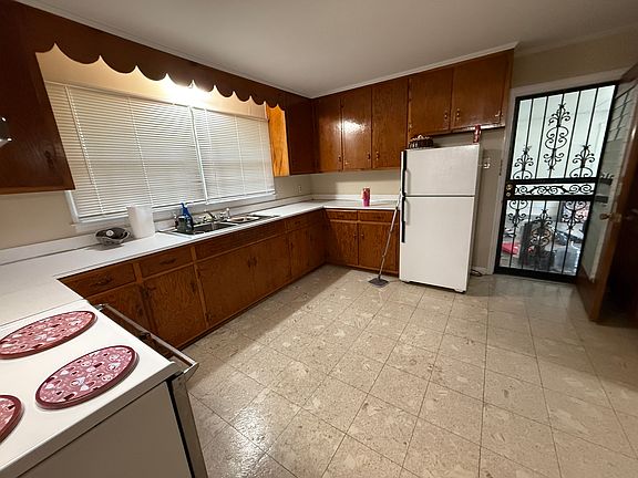 3rd image of 207 Pecan St