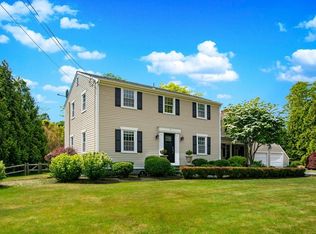4 Greenbrier Dr, Barrington, RI 02806