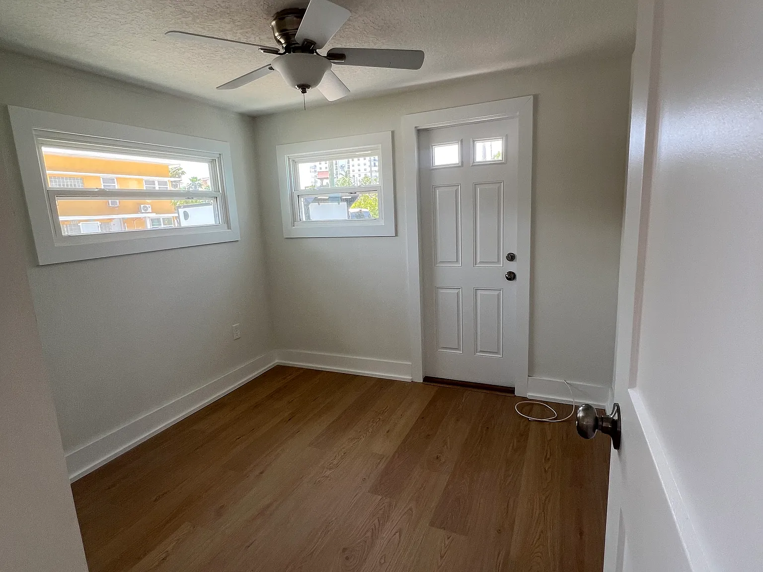 3 bed, 1000 sqft, $2,500 — Photo 3