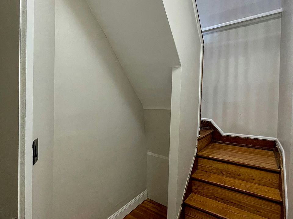 Entryway within apartment
