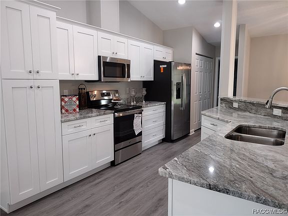 3rd image of 1441 W Newbury St