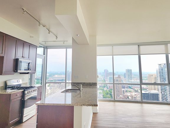 4th image of 1201 S Prairie Ave #3106