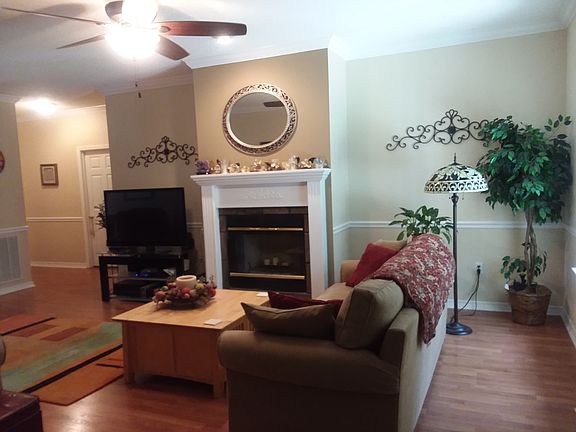 Great room (22.6' x 14')