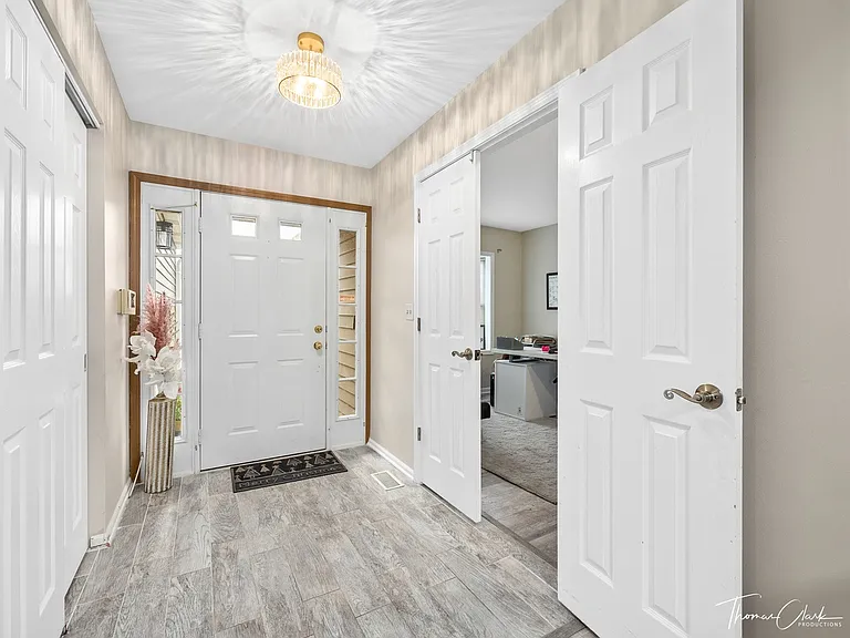 435 Ascot Ln — Photo 2