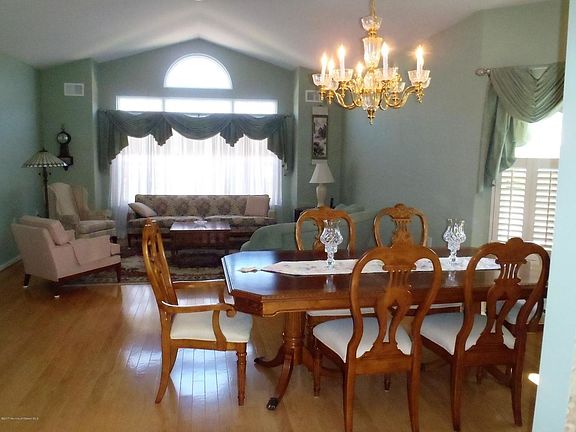 4th image of 16 Verona Dr