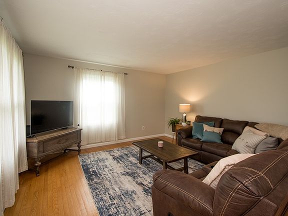 3rd image of 2615 Cloverlane Dr