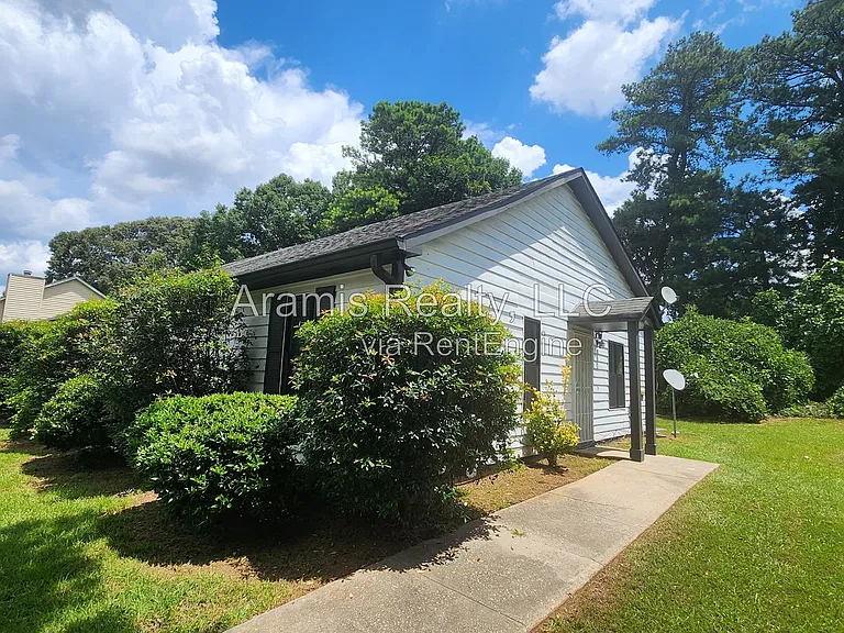 5566 Windwood Rd — Photo 2