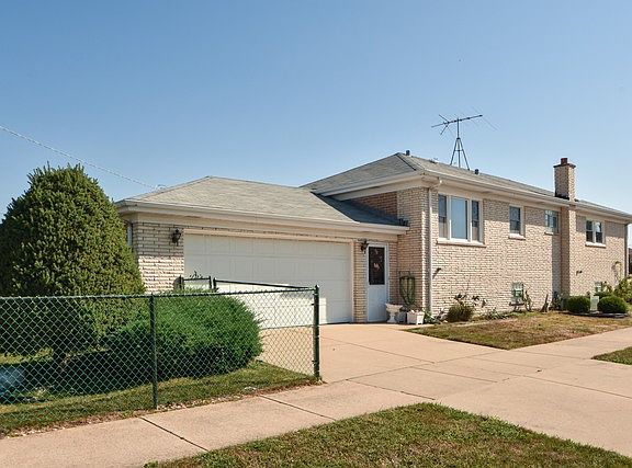 3rd image of 418 Manistee Ave