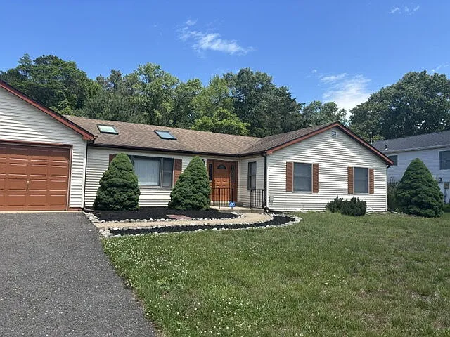 103 Leanne Dr — Photo 2