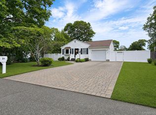 31 Westwood Dr, Shirley, NY 11967