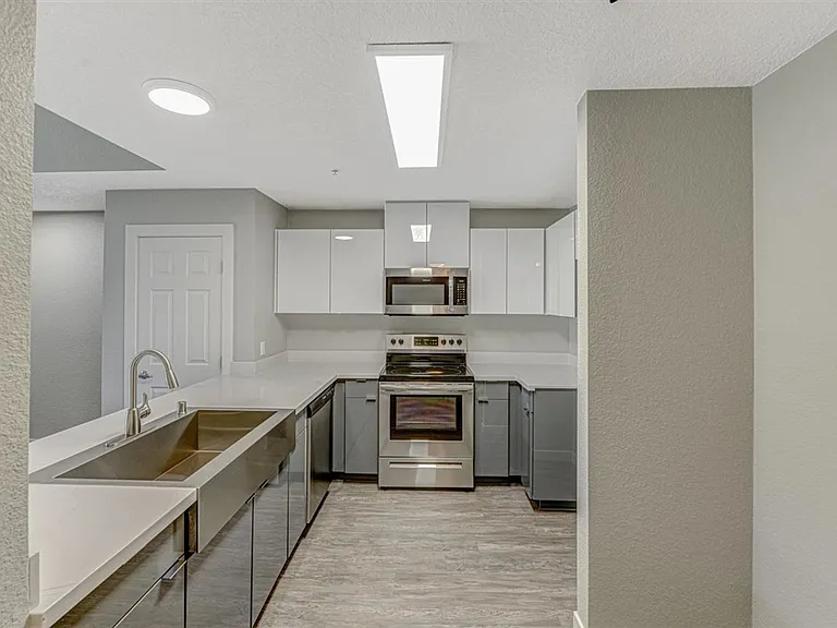River House Apartments — Photo 11