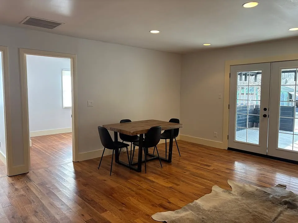 3 bed, 980 sqft, $3,200 — Photo 3
