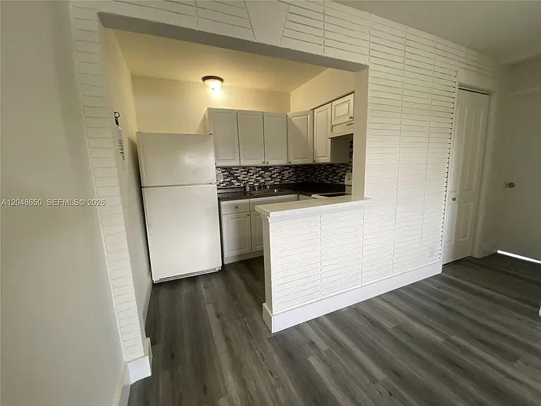 380 SE 12th Ave #2 — Photo 8