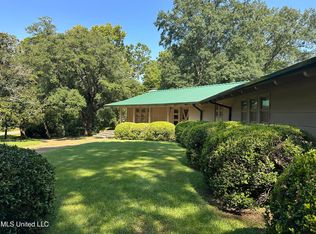 2535 Honeysuckle Ln, Jackson, MS 39211