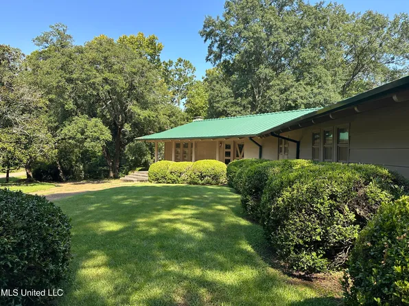 2535 Honeysuckle Ln, Jackson, MS 39211