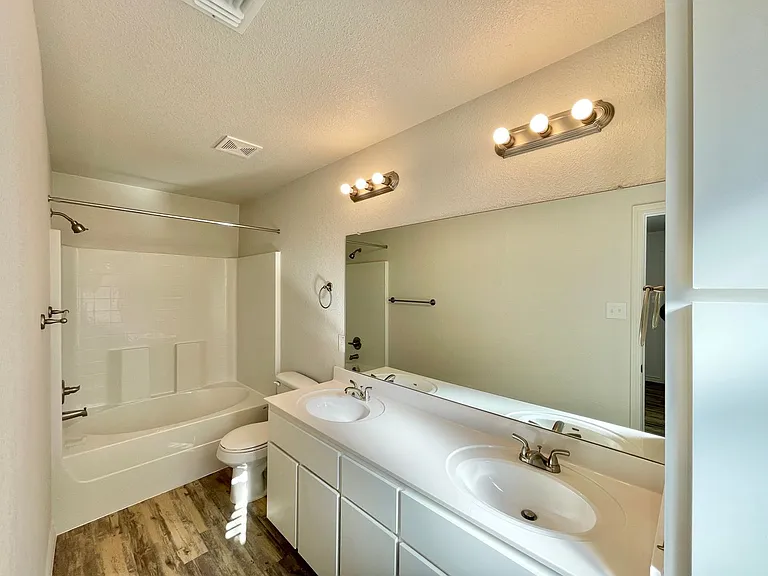 1821 Castroville Trl — Photo 24