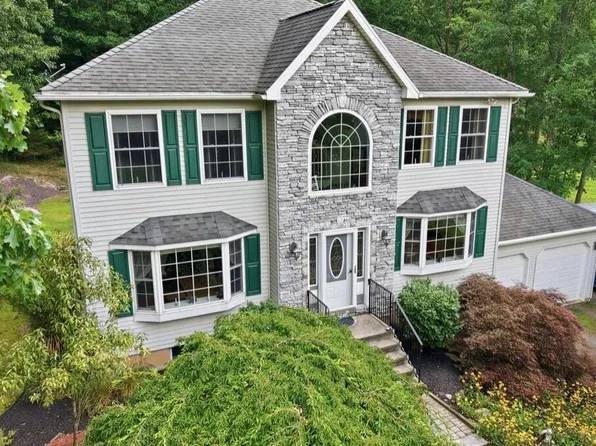 125 Lakeview Dr, Mountain Top, PA 18707