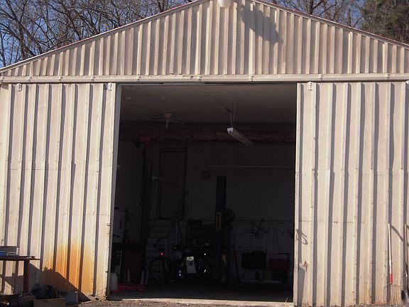 Garage/workshop w/loft apt.