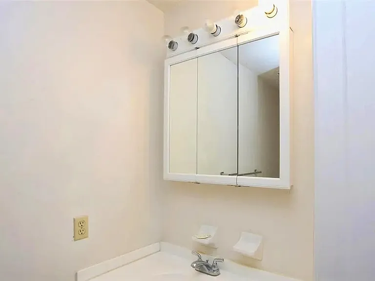 220 Elizabeth St #D4 — Photo 10