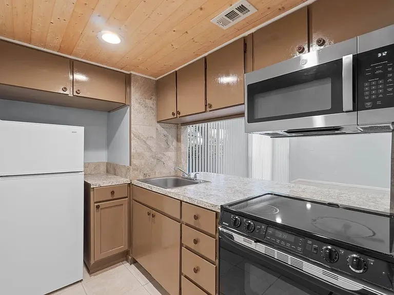 408 Marshall Ct NW #5 — Photo 3