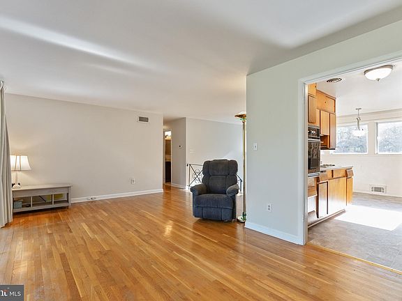 4th image of 3900 Sulgrave Dr