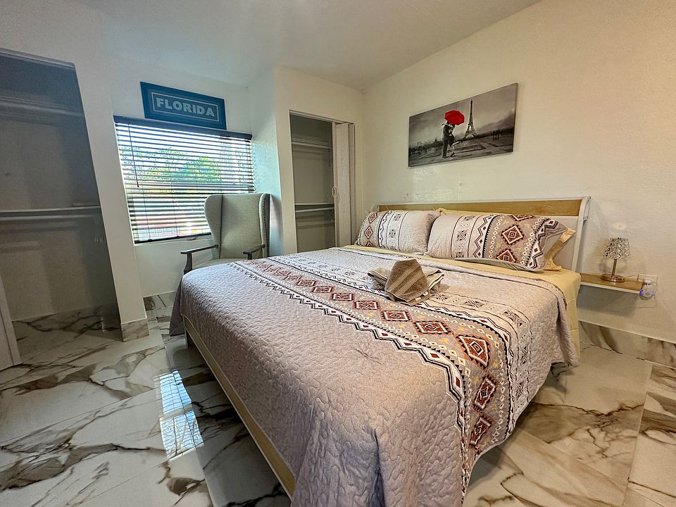 1st image of 2376 Pembrook Dr #1