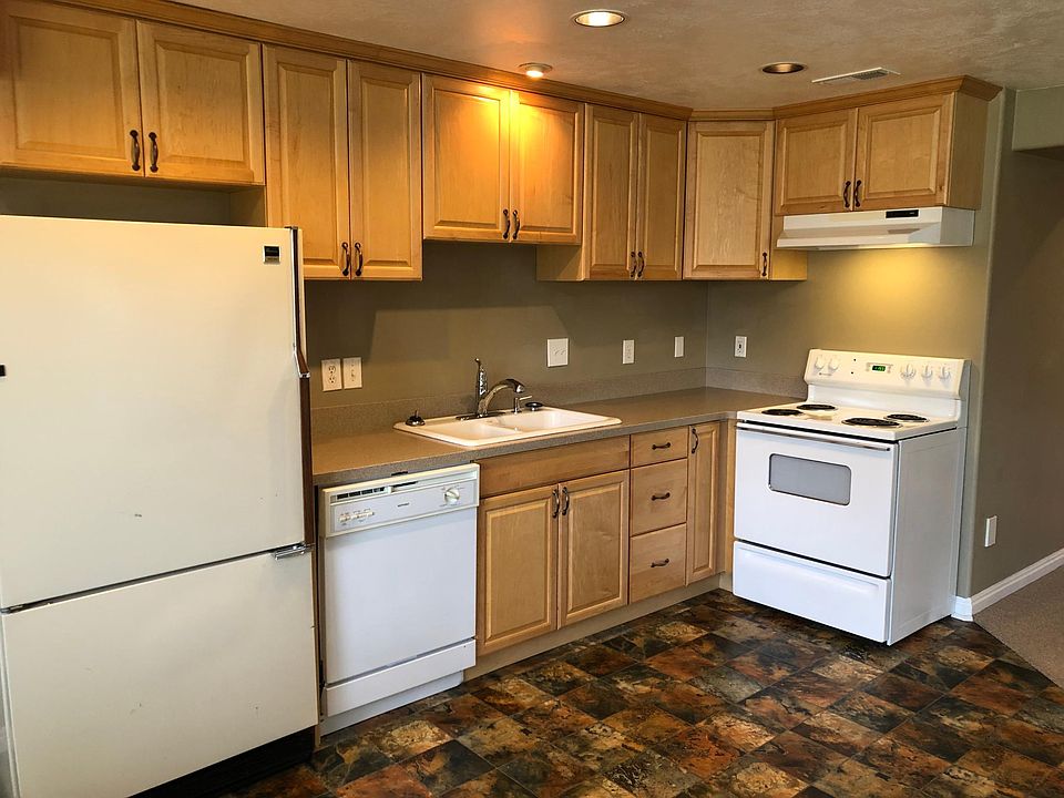 Kitchen has lots of cabinet space, a refrigerator/freezer, dishwasher, disposal, and electric range.