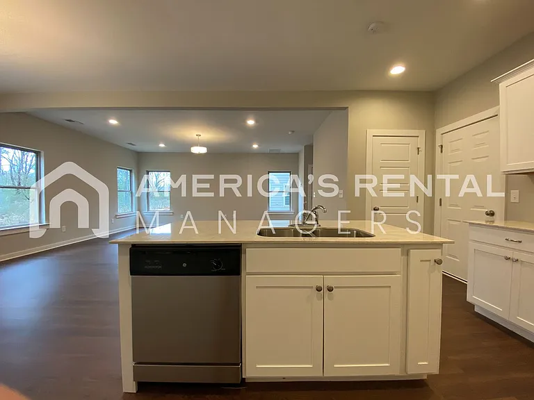 7950 Saint James Dr — Photo 6