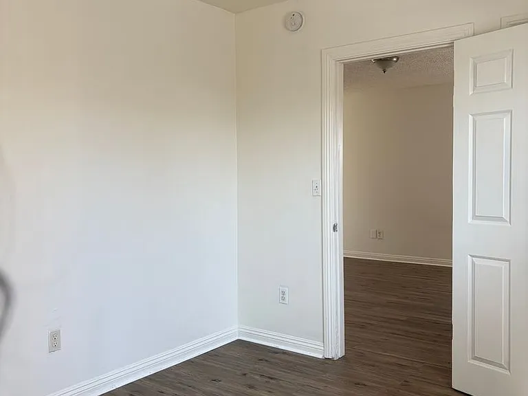 736 W Century Blvd — Photo 8