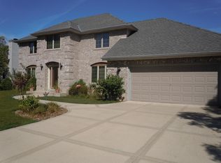 12210 W White Oak Dr, Greenfield, WI 53228