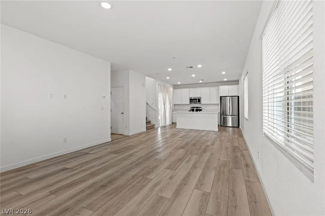 3 bed, 2.5 bath, 1480 sqft, $2,400 — Photo 3