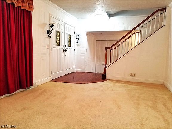 2nd image of 811 Arlington Ct
