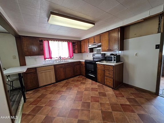 5th image of 126 Forest St