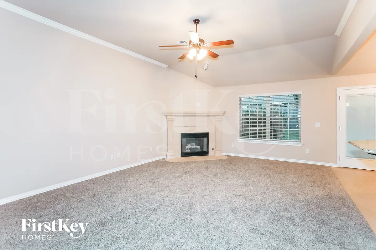 Building Photo - 601 Apple Tree Ln