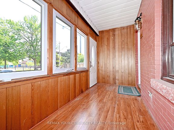 3rd image of 520 Dufferin St