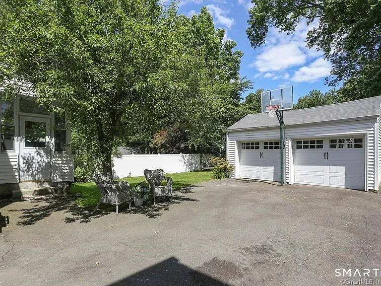 24 Henry St — Photo 2