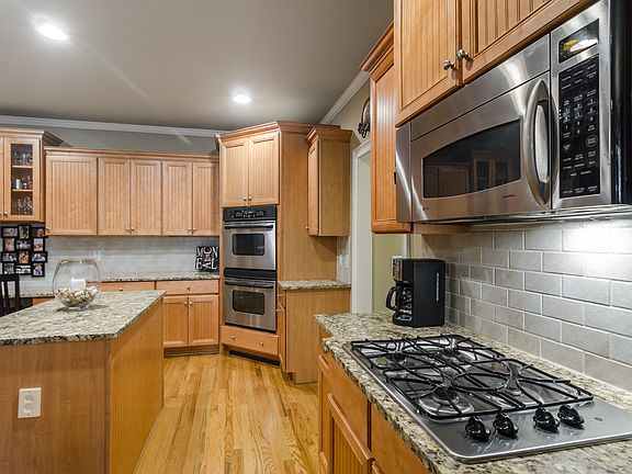3rd image of 215 Meadow Creek Way
