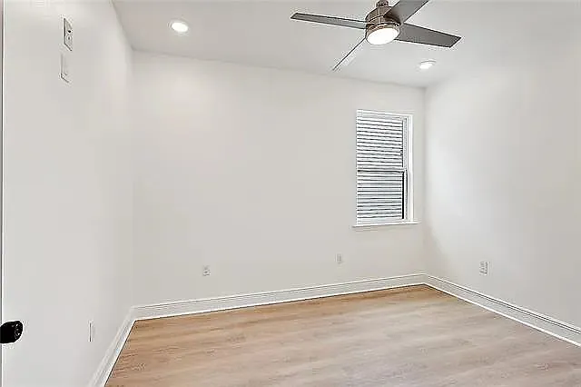 2427 Franklin Ave — Photo 12
