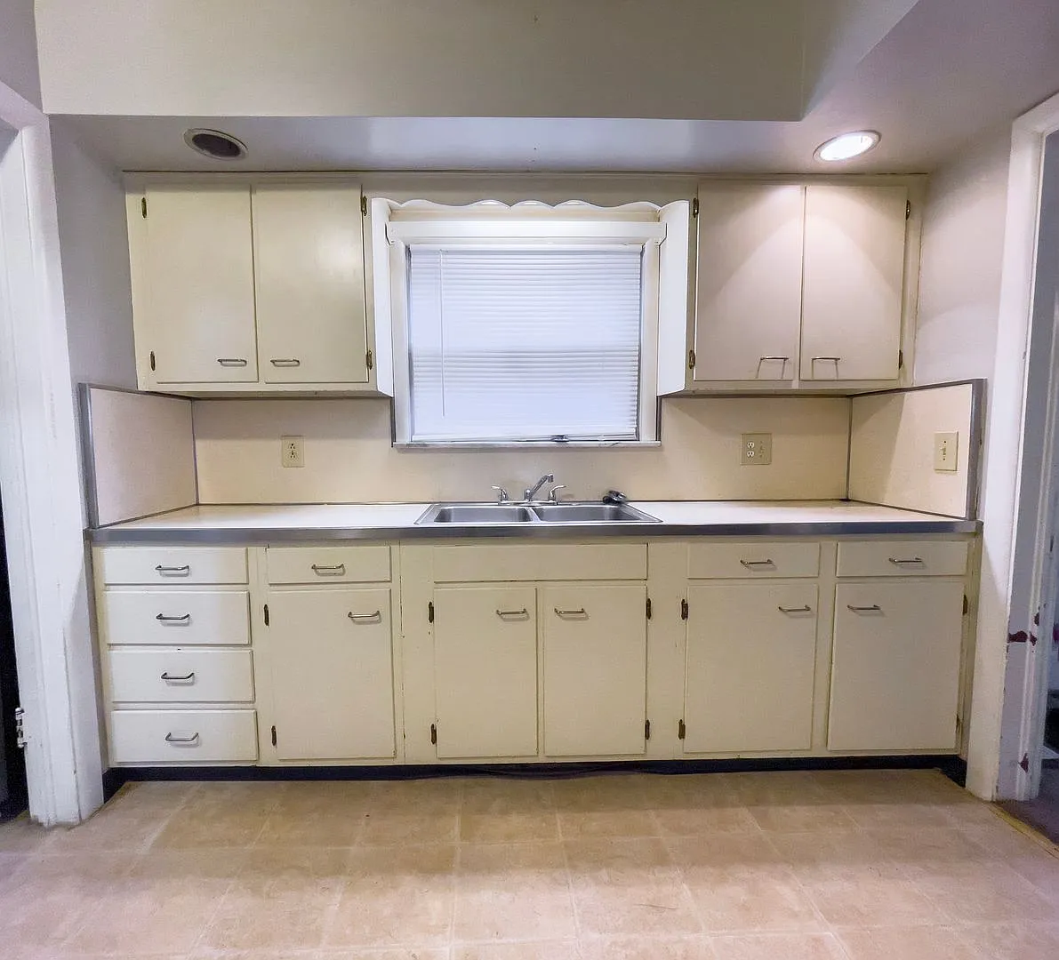 1425 W Gilbert St - Prime Village Living: 3 Bed, 2 Bath with Basement — Photo 2