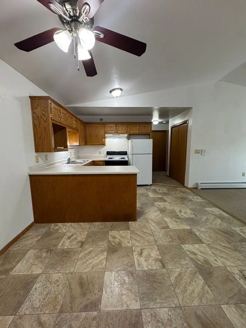 Colonial Court Apartments — Photo 4