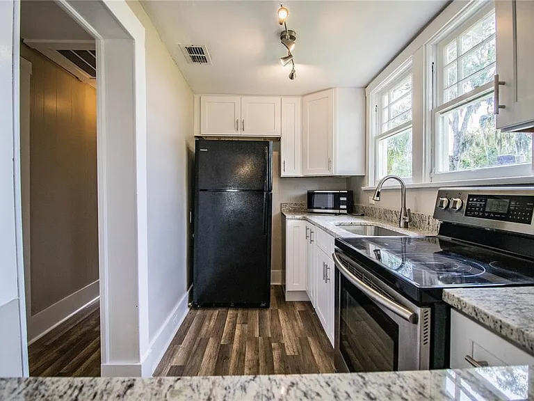910 Oakhill St #1 — Photo 6
