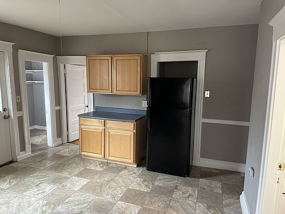 4th image of 240 Oak St Floor 1
