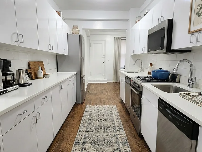 156 E 37th St #1B — Photo 2