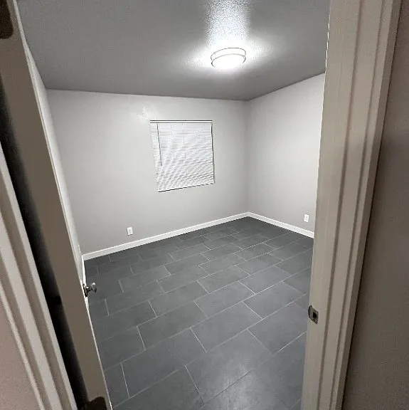 1102 W Cochise Dr #1 — Photo 4