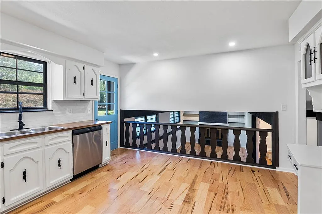 4 bed, 2.5 bath, 1816 sqft, $2,400 — Photo 3