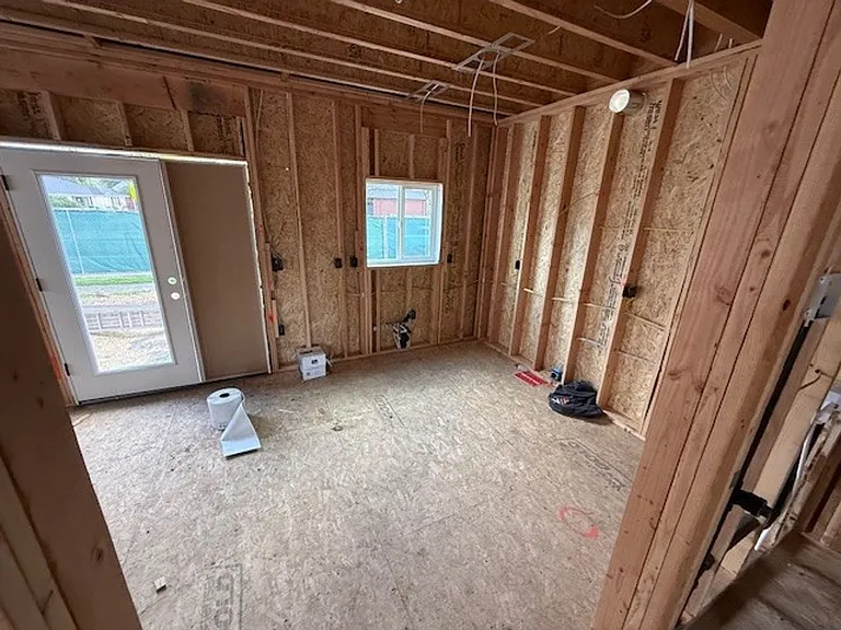 1105 NW Buchanan Ave — Photo 43