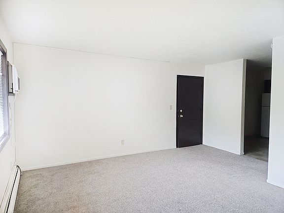 3rd image of 904 Thomas Ave NE #17