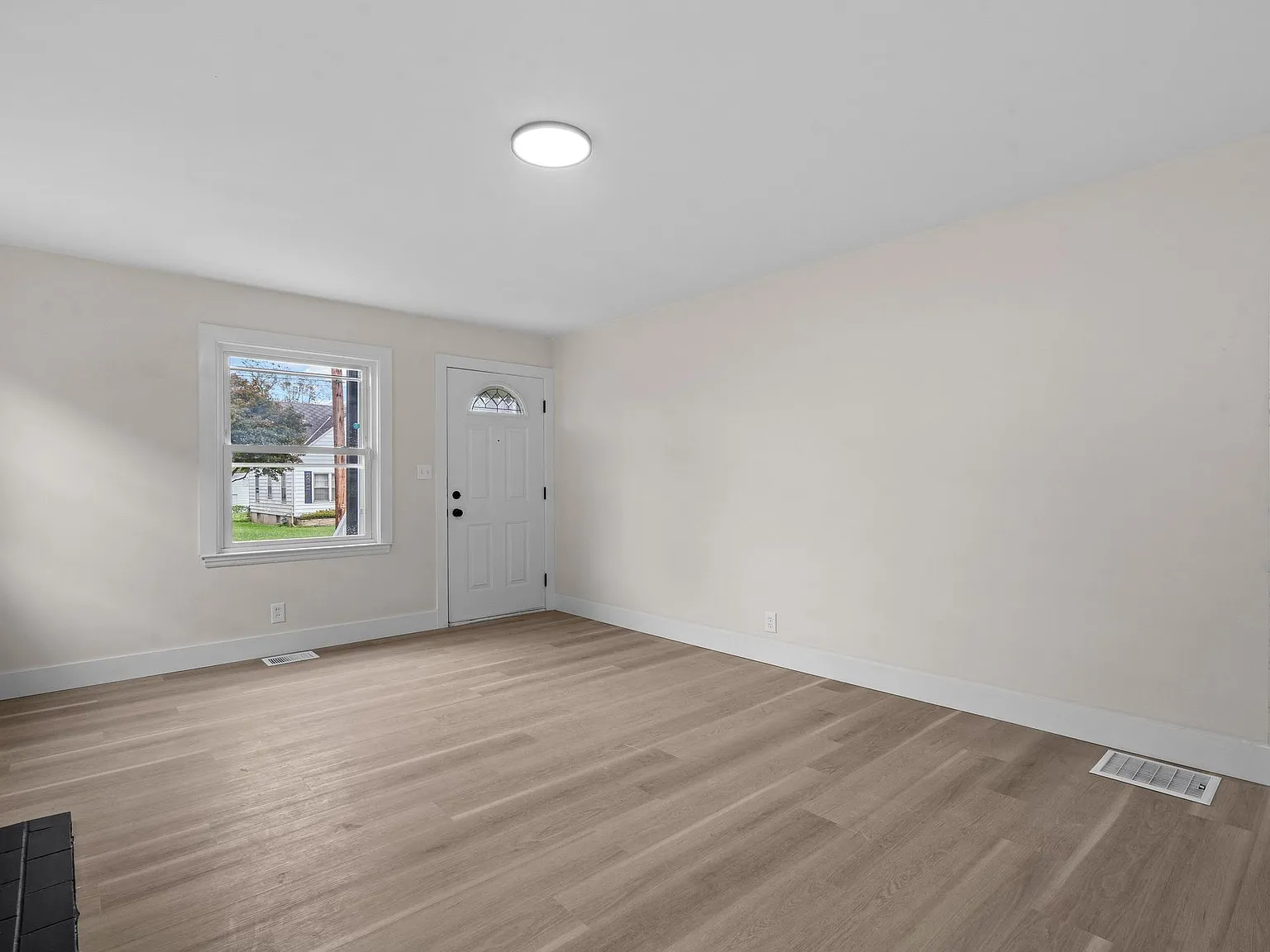 5 bed, 2000 sqft, $2,350 — Photo 3
