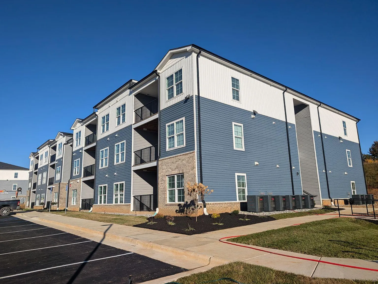 1 bed, 852 sqft, $1,450 — Photo 3